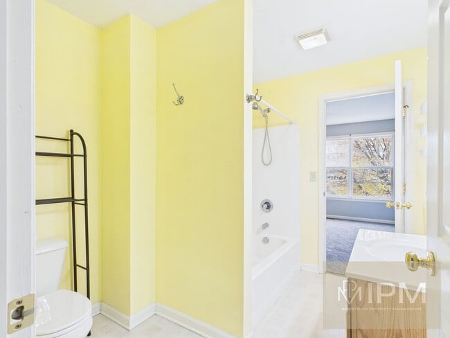 Building Photo - 1/2 First Months Rent!! Bright 2 Bed, 1.5 Bath Townhome in New Cumberland!