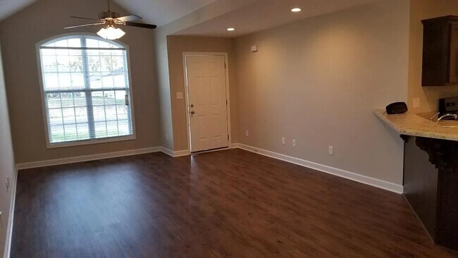 Building Photo - 733 Village Creek Dr