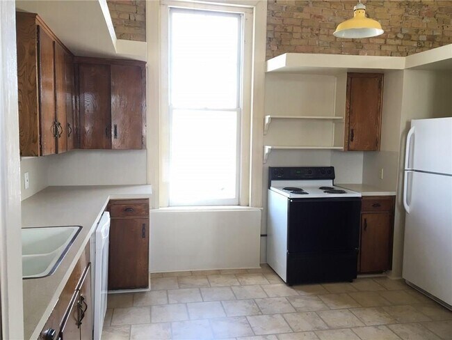 Building Photo - 1009 Main St