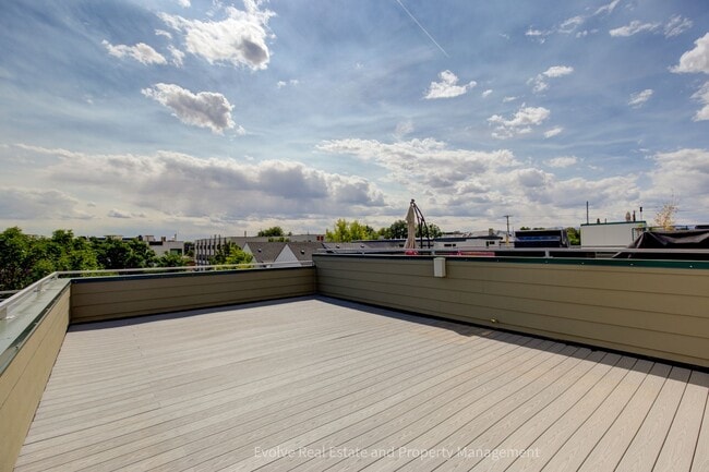 Building Photo - Evolve Real Estate: Gorgeous Townhome Near...