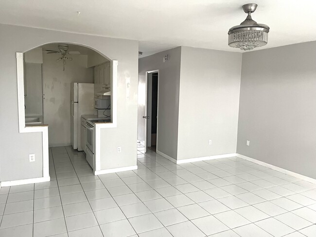 spacious living room - 252 Jefferson Ave