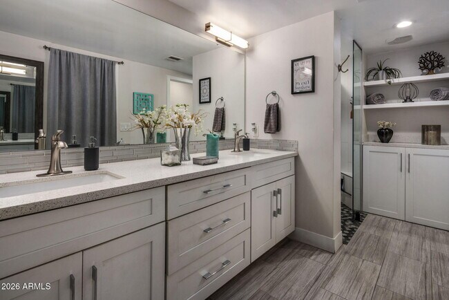 Building Photo - 8633 E Monterosa Ave