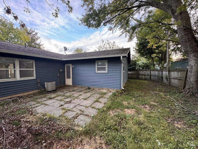 Building Photo - 514 S Pine St