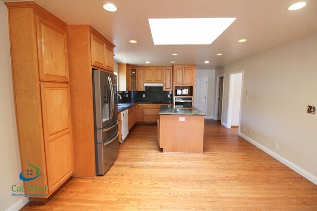 Building Photo - $4895 - Large beautiful 3/2 Home located i...