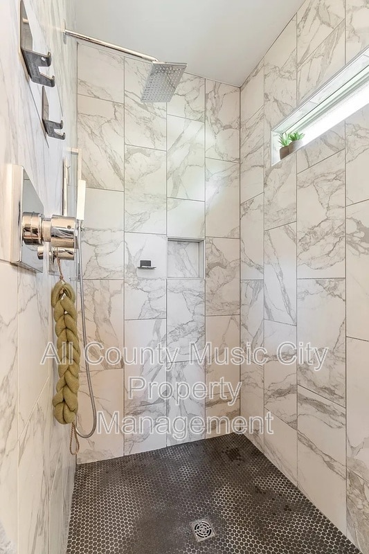 Building Photo - 1507B 14th Ave N