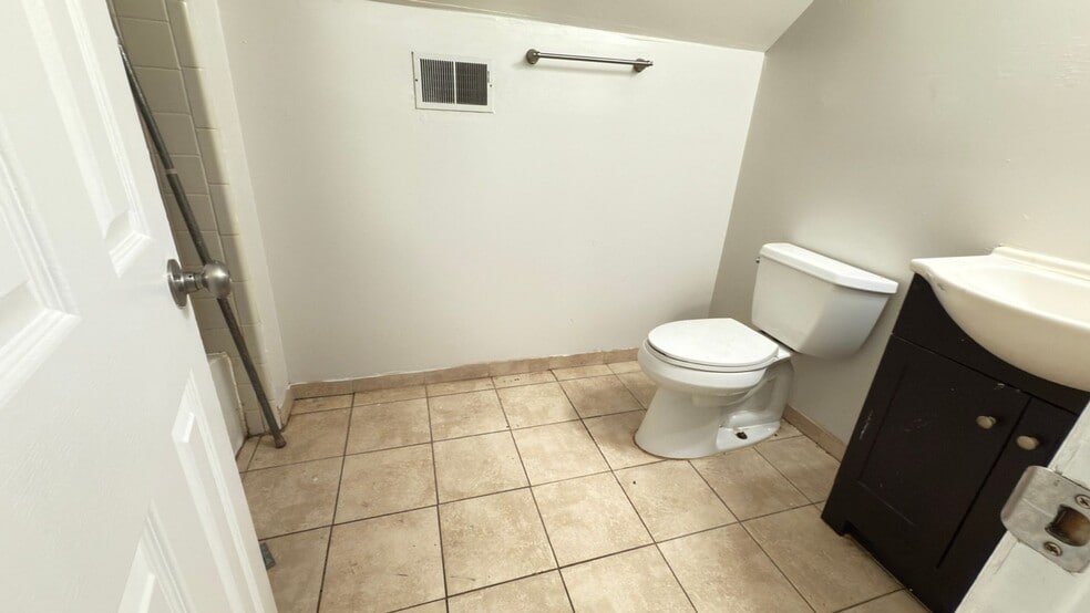 Building Photo - 210 Cuddles Ct