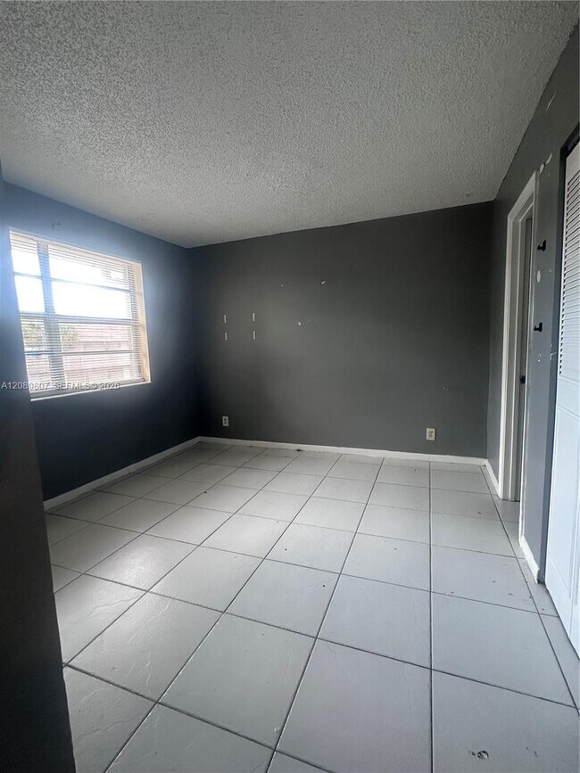 Building Photo - 821 Twin Lakes Dr