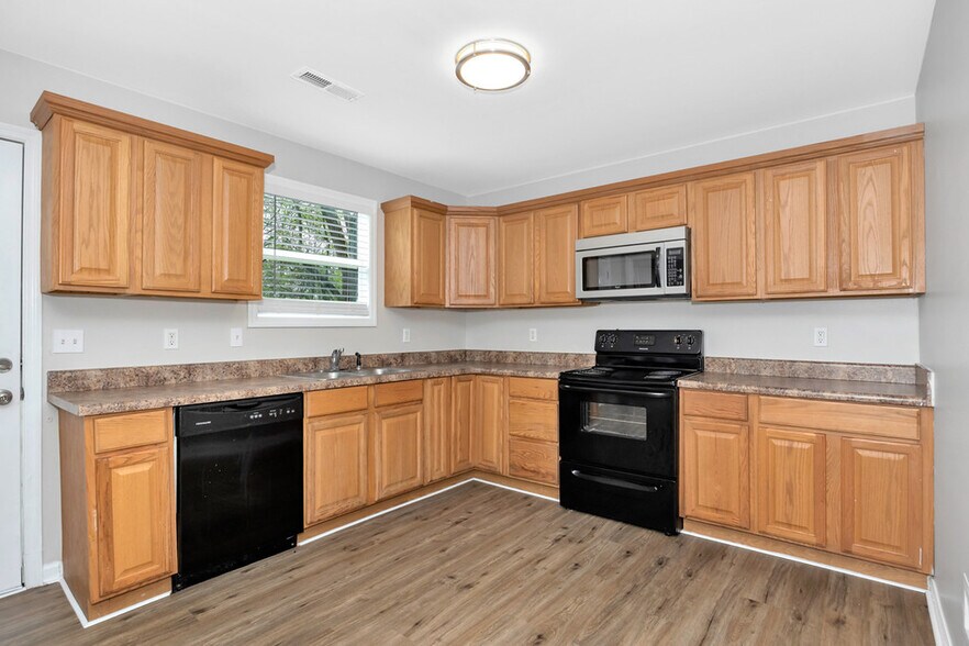 Building Photo - 800 Linwood Dr NW