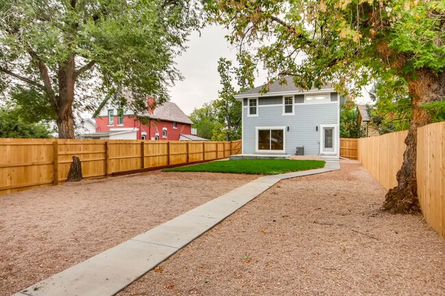 Building Photo - Spacious 5 BED Home for Lease