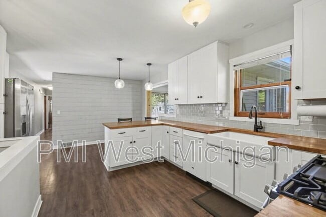 Building Photo - 6593 Crownpointe Dr SW