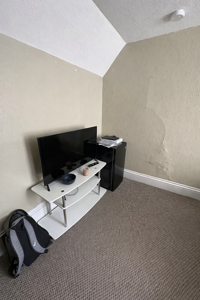 Building Photo - 4 Bed 1 Bath near UWEC, Water Street, and Sonnentag!