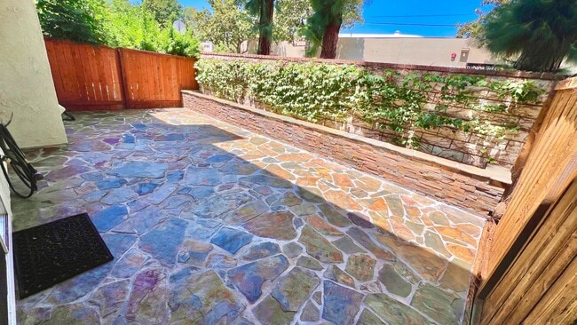 Building Photo - 3-bedroom, 2.5-bath Hampton Court Home Nea...