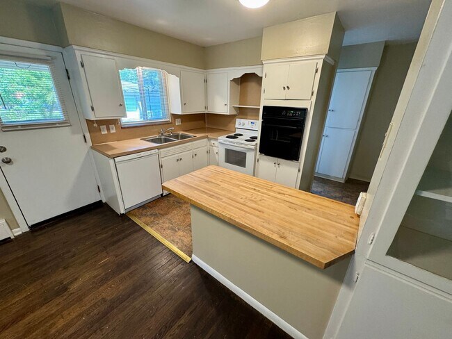 Building Photo - 3 Bedroom ~ Clintonville