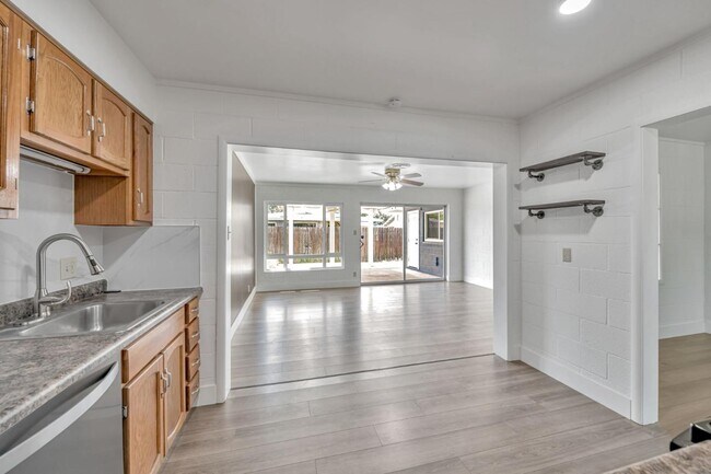 Building Photo - 5400 Valletta Way