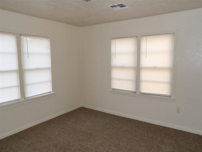 Building Photo - 1911 NW Andrews Ave