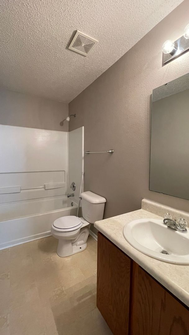 Building Photo - HOUSE...3 Bedroom 2.5 Bath