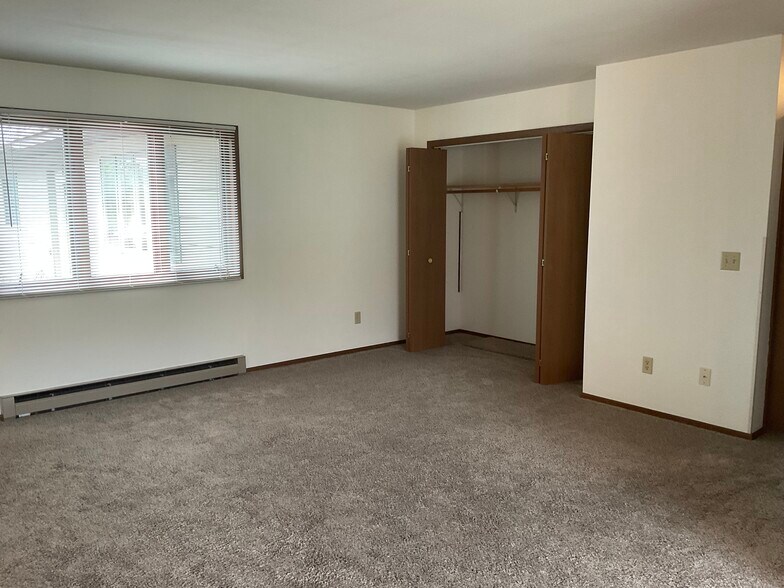 Large Living w/closet - 836 Macomber St