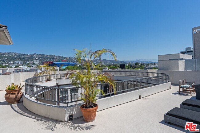 Building Photo - 122 N Clark Dr