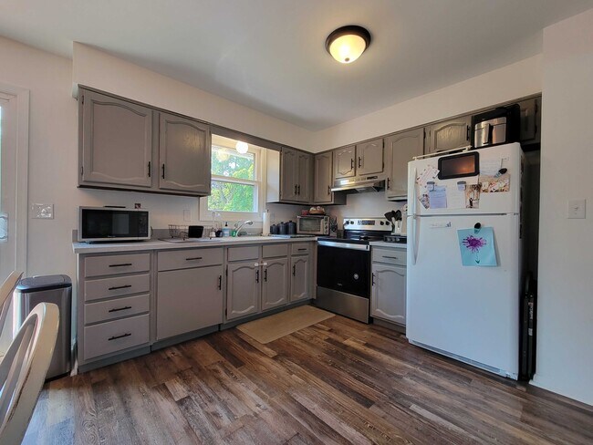 Building Photo - 350 Blue Bell Dr