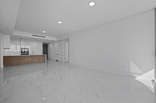 Building Photo - 220 Lake Shore Dr