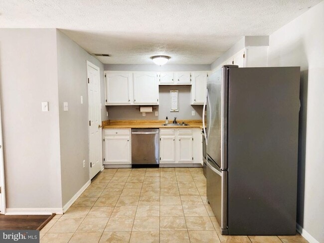 Building Photo - 557 Cascade Way