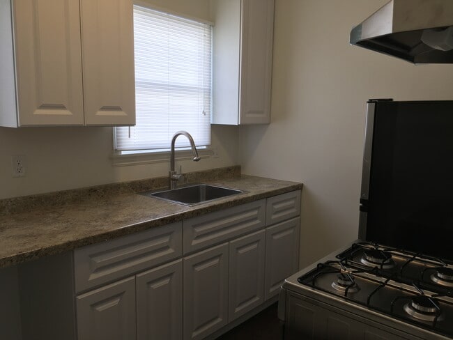 Building Photo - 1718 Huntington Dr