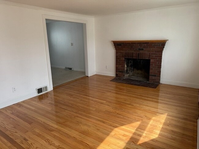 Building Photo - 208 Green St