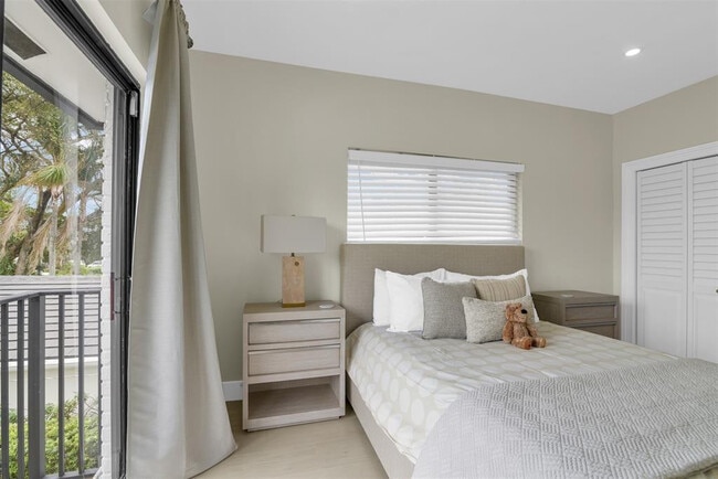 Building Photo - 319 S Riverside Dr