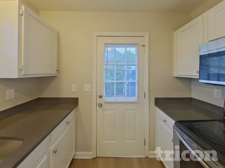 Building Photo - 140 Diamond Dr