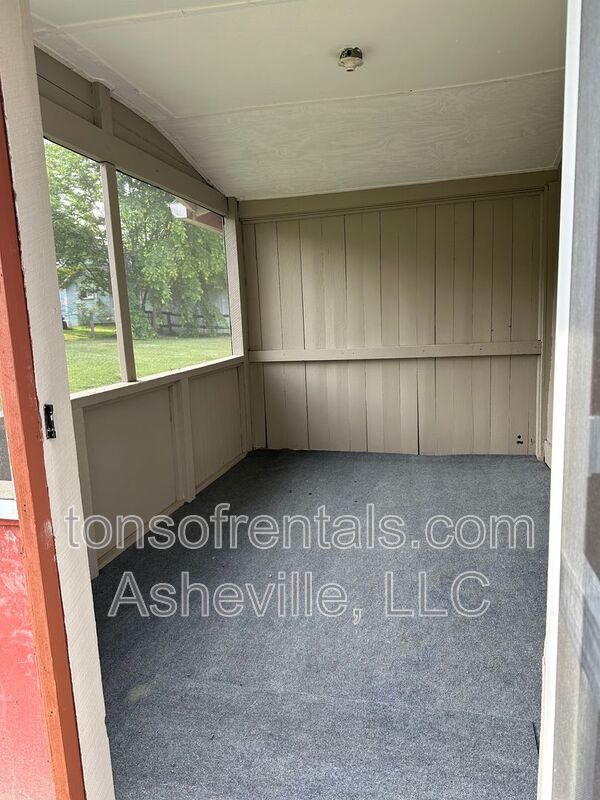 Building Photo - 1809 Windsor Dr