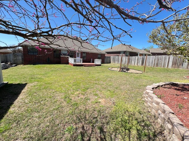 Building Photo - 3 Bed 2 Bath House Right down the road from Northridge Middle School.