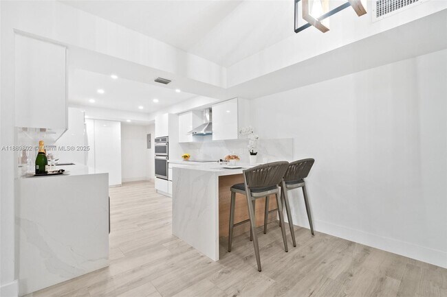 Building Photo - 1121 Crandon Blvd