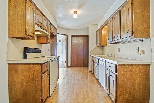 Building Photo - 8910 Oak Valley Dr