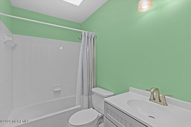 Building Photo - 297 Bayview Ave