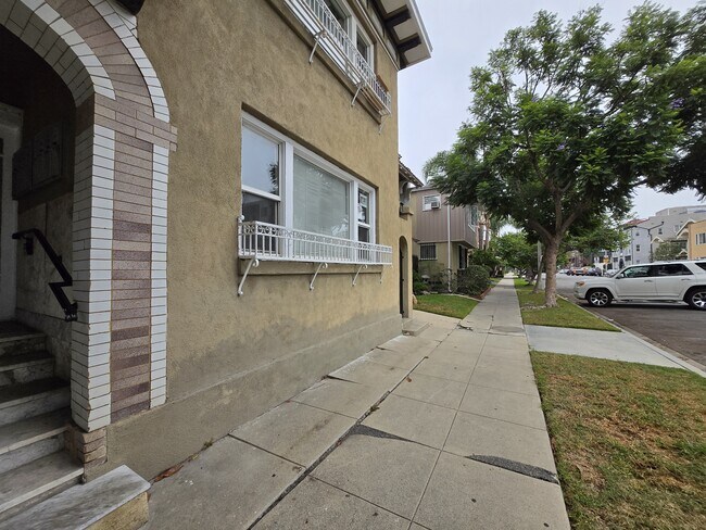 Building Photo - 1109 E 1st St