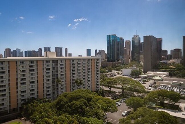 Building Photo - Centrally Located Queen Emma Gardens,
