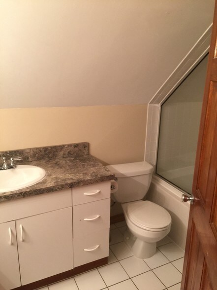 bathroom 3rd floor - 15 Norfolk Ave