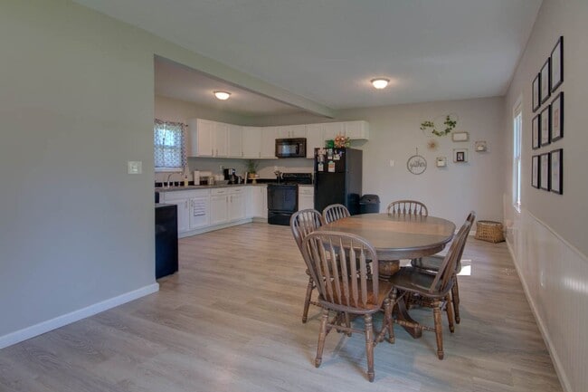 Building Photo - 3 bed home