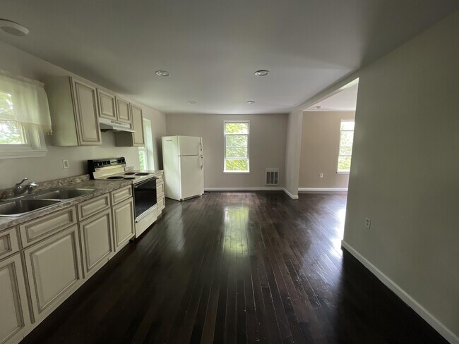 Building Photo - 108 Tower St