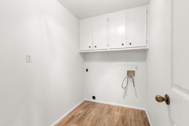 Building Photo - 1418 Crescent Dr