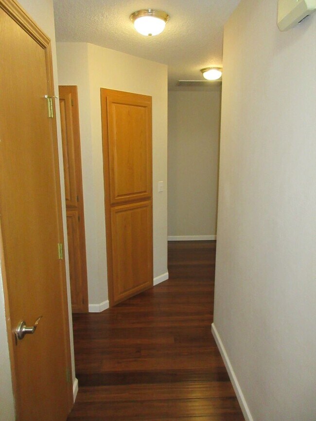 Building Photo - Great Three Bedroom in South Salem