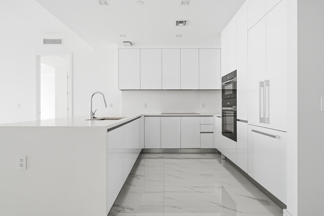 Building Photo - 220 Lake Shore Dr