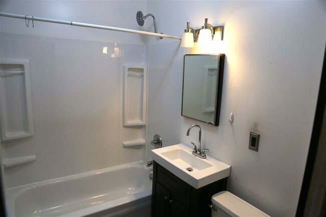 Building Photo - 2 bedroom, 1 bath Home - MUST SEE!