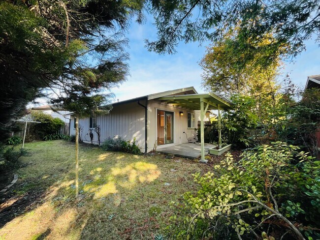 Building Photo - 3062 Girard Ct