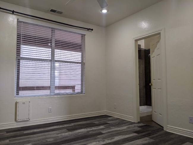 Building Photo - 1477 E Russ Way