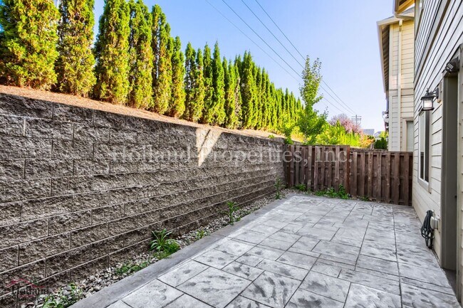 Building Photo - 17435 SW Forest Hollow St