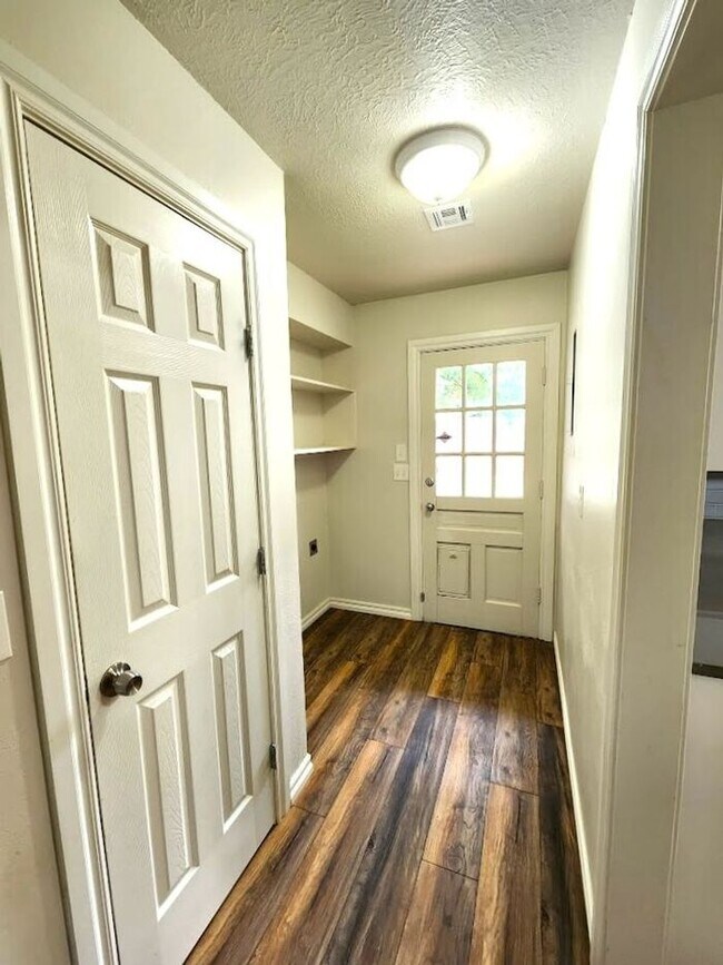 Building Photo - 4 Bed 2.5 Bath 2 Car Garage in Camelot Addition NW OKC