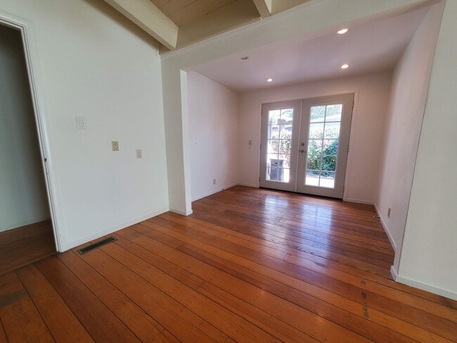 Building Photo - Kentfield 3x2 Flat + detached office, fron...