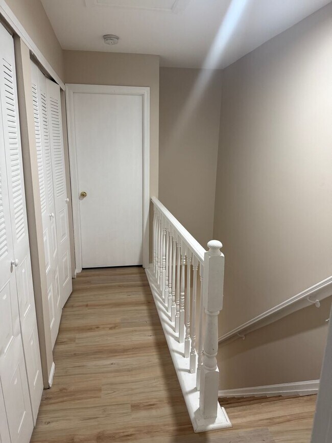 Building Photo - 100 Shawnee Pl