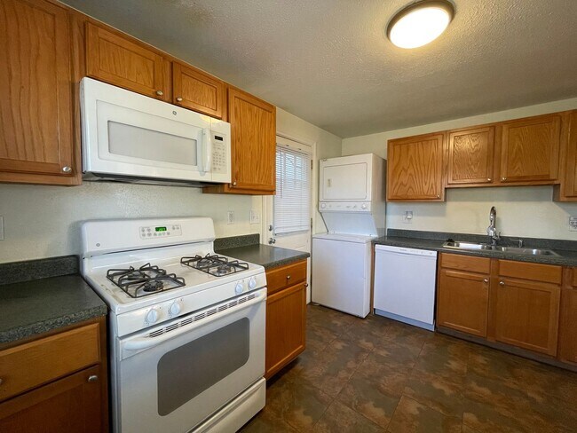 Building Photo - $0 DEPOSIT OPTION! TIMELESS VINTAGE CHARM: 2-BED, 1-BATH UNIT IN A CHARMING TRIPLEX